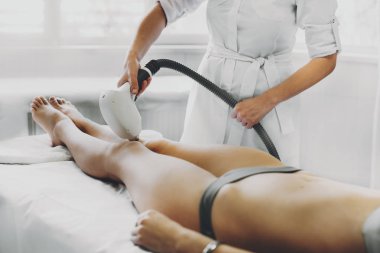 Saç legs--dan kaldırma işlemi. Bir salonda bacaklarını tıraş için Modern yol.