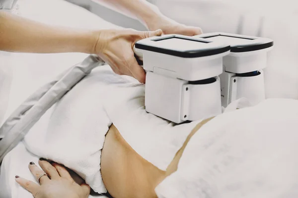 Selülit tedavi sürecinin bir salonda bir doktor tarafından yapılan fotoğraf kapatmak.