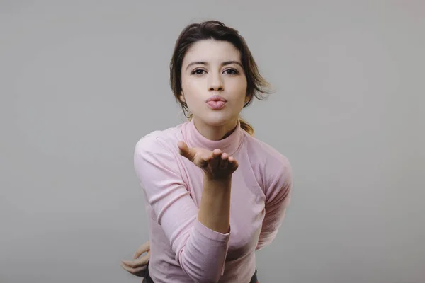 Güzel Genç Bayan Bluz Gönderen Hava Kiss Büyüleyici Kameraya Gri — Stok fotoğraf