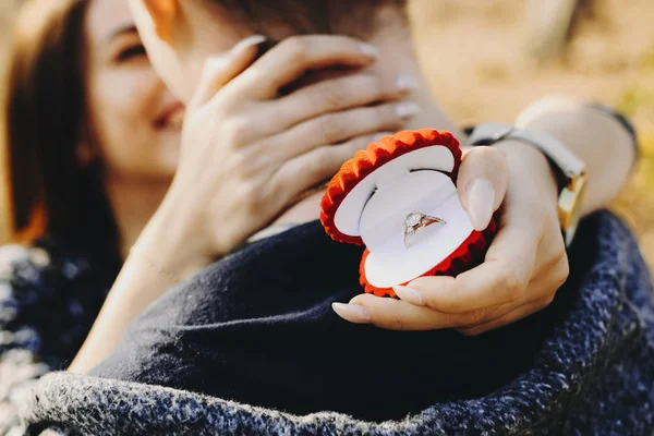 年轻的女性微笑和拥抱匿名男性 同时拿着优雅的订婚戒指和站在大自然在阳光明媚的日子 — 图库照片