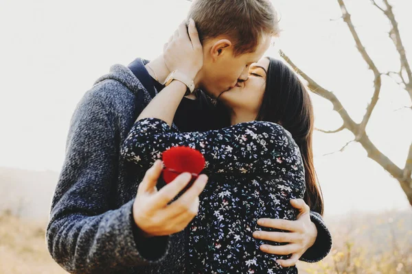 Bella Giovane Ragazza Baciare Fidanzato Con Anello Casella Mentre Piedi — Foto Stock