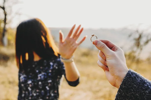 Anonyme Timide Dame Gestuelle Stop Signe Main Récolte Tenant Bague — Photo