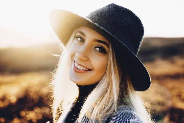 Mujer Bastante Joven Con Sombrero Elegante Sonriendo Alegremente Mirando Cámara — Foto de Stock
