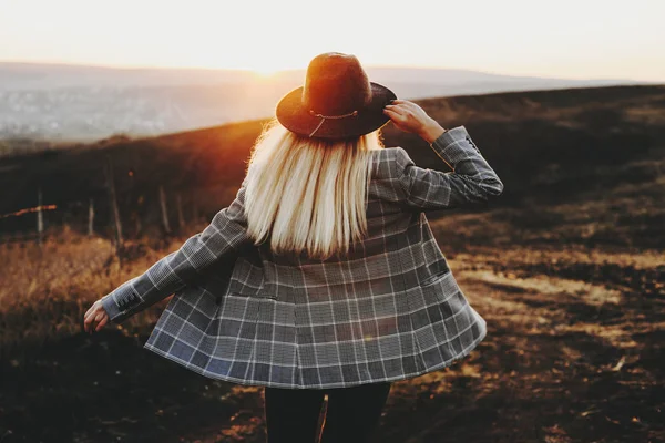 Back View Young Female Trendy Hat Jacket Standing Amazing Countryside — Stock Photo, Image
