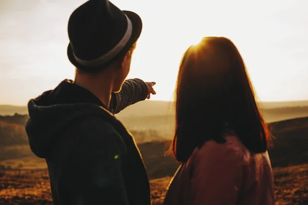 Casal Jovem Irreconhecível Olhando Para Majestoso Céu Pôr Sol Enquanto — Fotografia de Stock