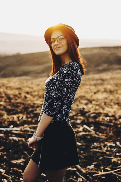 Vista Lateral Linda Mujer Joven Traje Moda Sonriendo Mirando Cámara — Foto de Stock