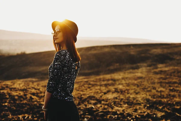 Side View Pretty Young Lady Stylish Outfit Looking Away While — Stock Photo, Image