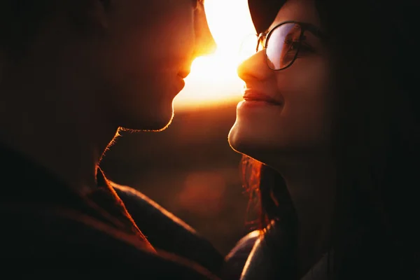 Young Man Woman Smiling Looking Camera While Standing Background Evening — Stock Photo, Image