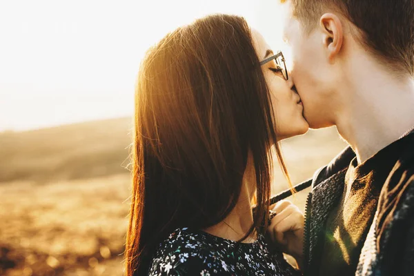 Atraente Jovem Senhora Moda Óculos Beijando Namorado Anônimo Bochecha Enquanto — Fotografia de Stock