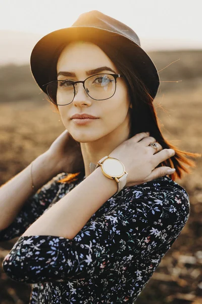 Atractiva Joven Dama Traje Moda Mirando Cámara Ajustar Cabello Mientras — Foto de Stock