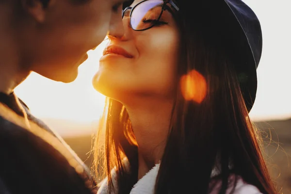 Vista Laterale Ritratto Una Bella Ragazza Con Occhiali Cappello Che — Foto Stock