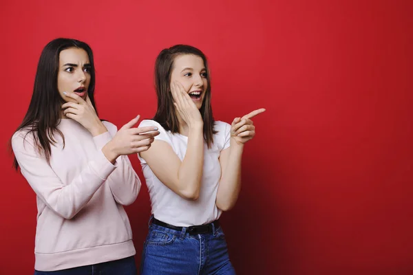 Dos Hermosas Hembras Mostrando Con Sus Dedos Con Boca Abierta — Foto de Stock