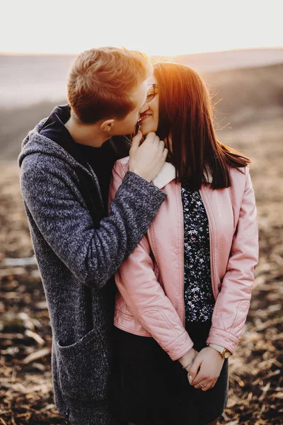 Retrato Incrível Lindo Casal Caucasiano Beijando Enquanto Homem Está Tocando — Fotografia de Stock