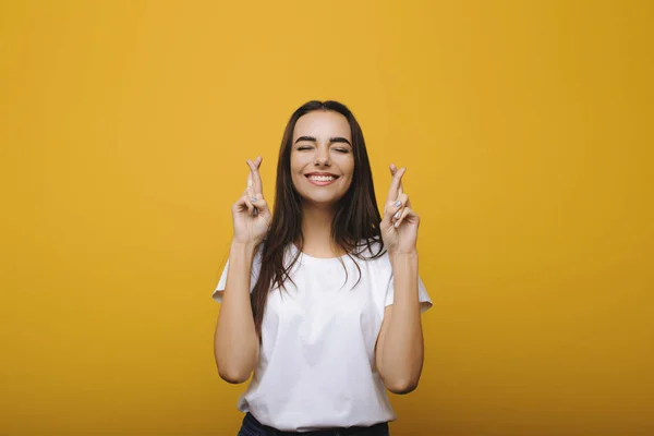 Retrato Adorable Mujer Esperanzada Con Los Dedos Cruzados Reza Desea — Foto de Stock