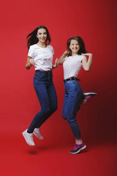 Ganzkörperporträt Von Zwei Attraktiven Freundinnen Die Spaß Beim Springen Haben — Stockfoto