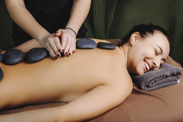 Mulher Bonita Deitada Uma Cama Massagem Sorrindo Com Olhos Fechados — Fotografia de Stock