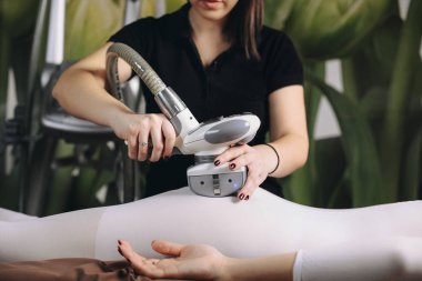 Lpg güzellik yordamı Sağlık Merkezi'nde yapıyor çok güzel bir kadın, yakın çekim .