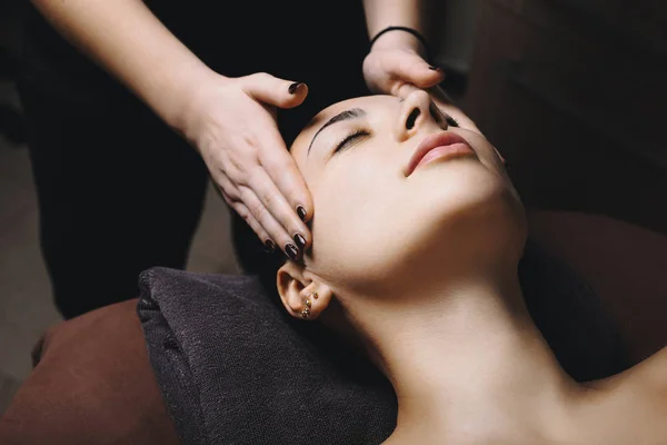 Primer Plano Una Bonita Joven Recibiendo Masaje Facial Para Levantar — Foto de Stock