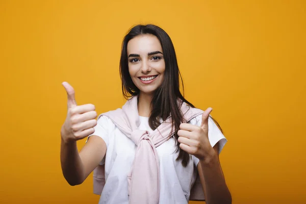 Porträt Einer Schönen Codierten Frau Die Zeigt Dass Vor Gelbem — Stockfoto