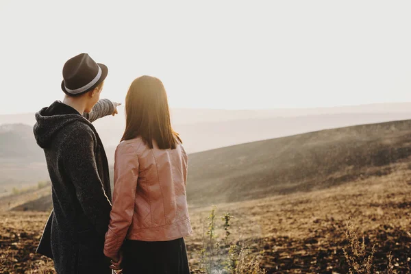 Casal Encantador Viajando Redor Mundo Enquanto Homem Está Apontando Novo — Fotografia de Stock