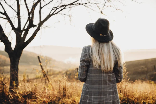Back View Amazing Caucasian Blonde Wearing Hat Looking Landscape While — Stock Photo, Image