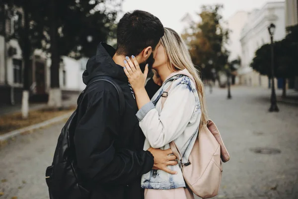 Beautiful Young Couple Embracing Kissing While Exploring New Places World — Stock Photo, Image
