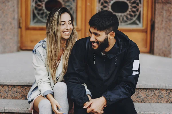 Retrato Casal Muito Jovem Divertindo Rindo Enquanto Menina Está Olhando — Fotografia de Stock