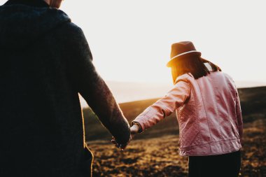 Sevimli beyaz genç kadın sevgilisi epik bir yer onların tatil zaman sabah seyahat ederken önde gelen.