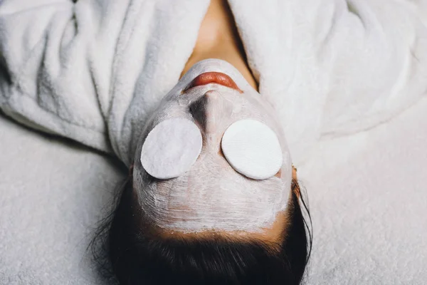 可爱的高加索妇女休息闭着眼睛 脸上有一个放松的清洁面具 在她的假期里的健康水疗度假村 — 图库照片
