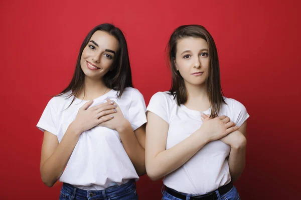 Dos Hermosas Chicas Caucásicas Vestidas Con Camisas Blancas Mirando Cámara — Foto de Stock