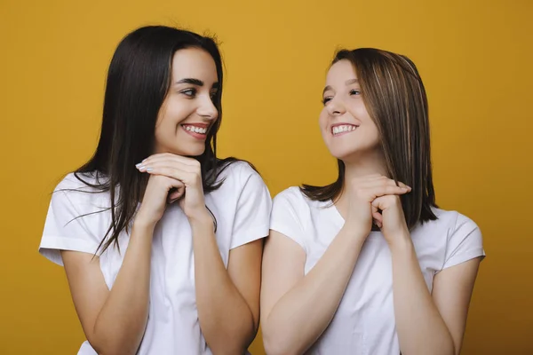 Retrato Dos Hermosas Hembras Europeas Que Ven Emotivas Satisfechas Una — Foto de Stock