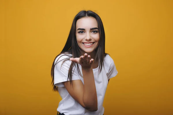 Bella Giovane Bruna Che Guarda Nella Fotocamera Invia Bacio Aereo — Foto Stock