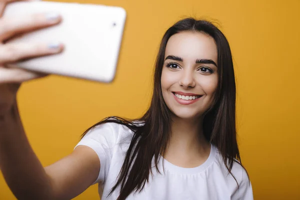 Fantastisk Ung Kvinnlig Brunett Gör Selfie Med Smartphone Skratta Framför — Stockfoto