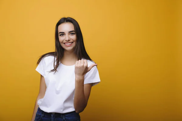 Cute Młoda Brunetka Uśmiechający Się Pokazywanie Reklam Ubrany Ubranie Przed — Zdjęcie stockowe