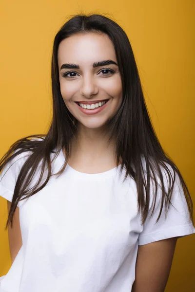 Retrato Una Hermosa Mujer Caucásica Vestida Con Camisa Blanca Mirando — Foto de Stock