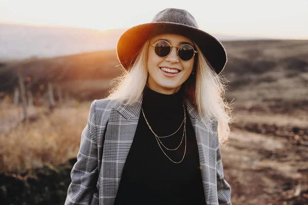 Retrato Una Hermosa Mujer Pelo Largo Con Gafas Sol Sombrero — Foto de Stock