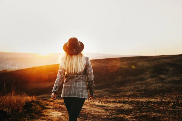 Baksidan Härlig Kaukasiska Blond Kvinnlig Tittar Episka Landskap När Reser — Stockfoto