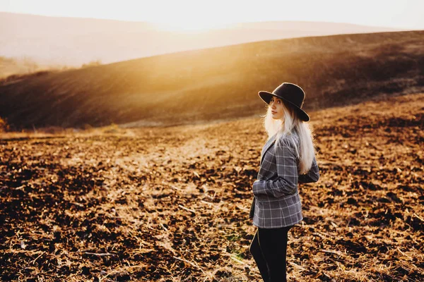 Cute Young Blonde Woman Looking Away Epic Landscape While Traveling — Stock Photo, Image