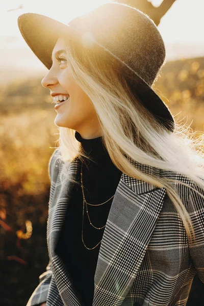 Retrato Vista Lateral Una Encantadora Joven Rubia Que Lleva Sombrero — Foto de Stock