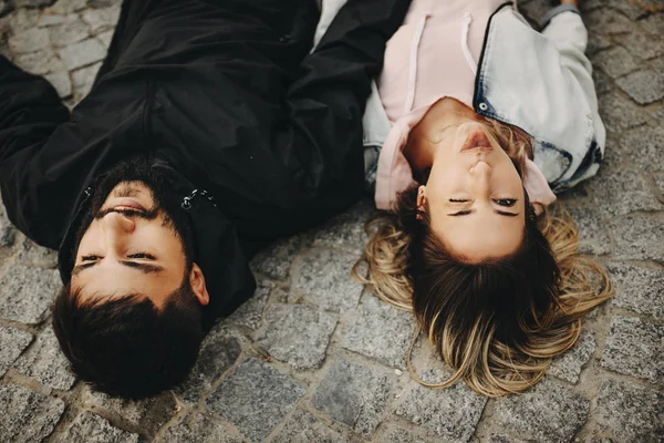 Cute Young Couple Having Fun While Leaning Ground Girl Looking — Stock Photo, Image