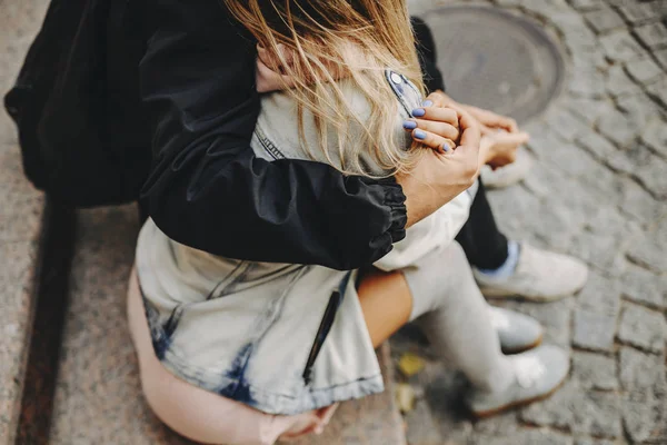 Recorte Vista Una Pareja Sentada Las Escaleras Calle Abrazando Tomados — Foto de Stock