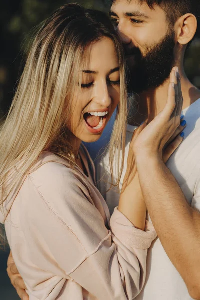 Portrait Lovely Young European Couple Having Fun While Woman Trying — Stock Photo, Image