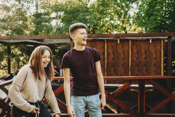 Leuk Europese Paar Plezier Lachen Voordat Kabelbaan Waar Meisje Uitgerust — Stockfoto
