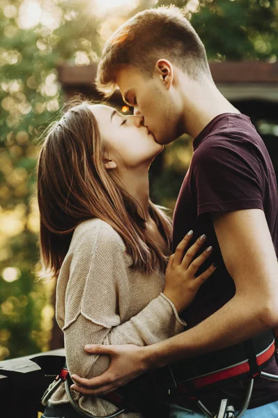 Incrível Casal Caucasiano Abraçando Beijando Enquanto Está Sendo Equipado Para — Fotografia de Stock