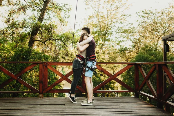 Bonito Jovem Casal Caucasiano Abraçando Antes Esporte Extremo Ropeway Sendo — Fotografia de Stock