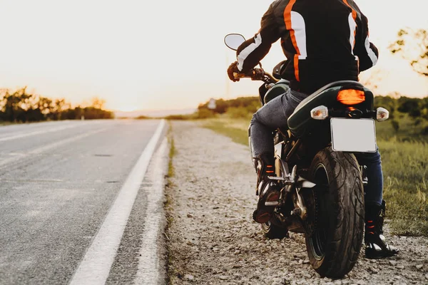 Beskär Bild Biker Sin Cykel Från Ryggen Medan Reser Förbereder — Stockfoto