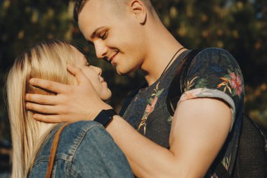 Onun inanılmaz kız yüz onun şaşırtıcı kız yüz tutan güzel genç erkekler l