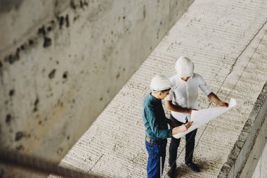 Master ve arhitect iş geliştirmek için sıcak hakkında konuşurken ve nasıl