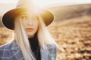 Uzun sarı saçlı giyen ile hoş bir zarif kadın portresi