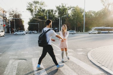 Tam uzunluğu kaç kız lider iken sokakta yürüyen bir